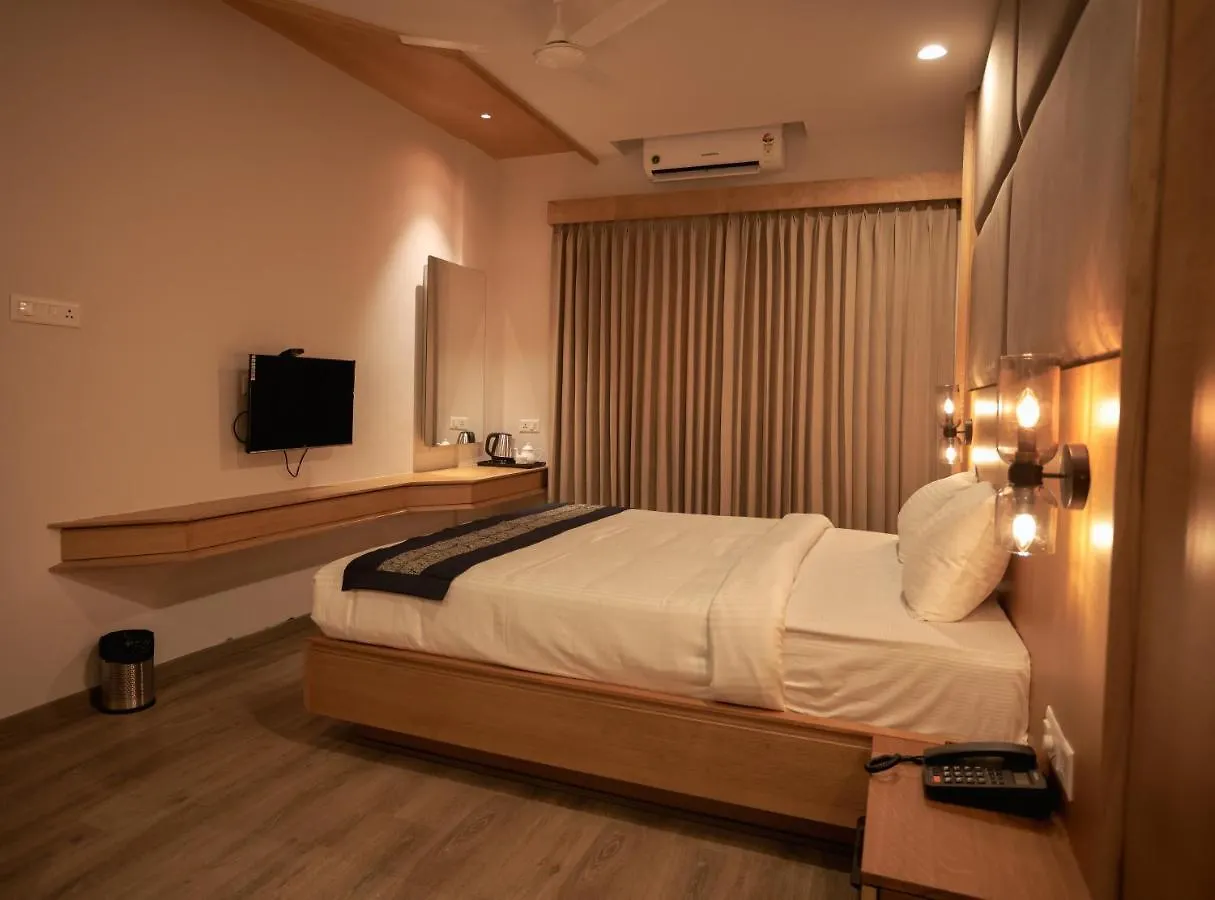 Hilux Courtyard Hotel Palakkad