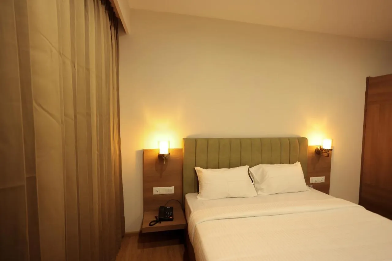 Hilux Courtyard Hotel Palakkad